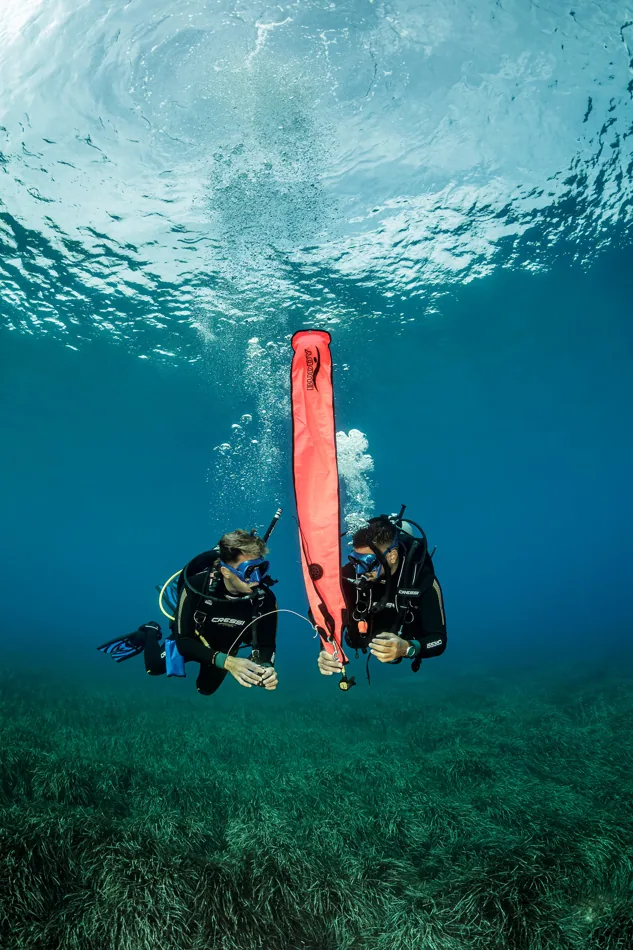 Búvárok mélyvízben jelzőbójával – PADI Wreck Diver